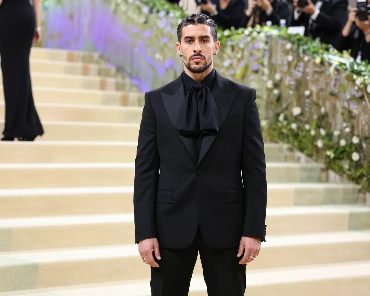 Bad Bunny desafía la alta costura en la Met Gala con un traje de Zara y un maquillaje que lo envejece