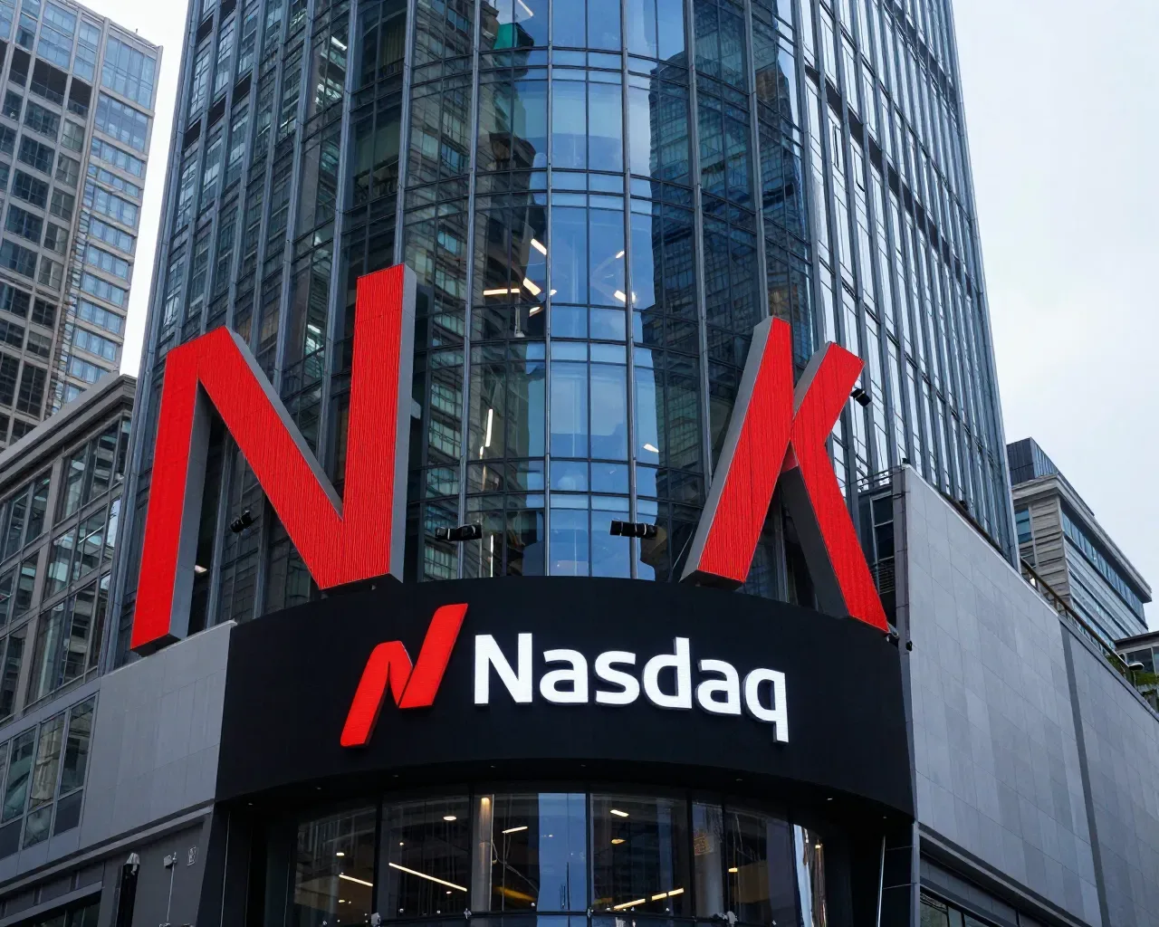Wall Street tiembla: el petróleo y la inflación golpean a las tecnológicas en la apertura