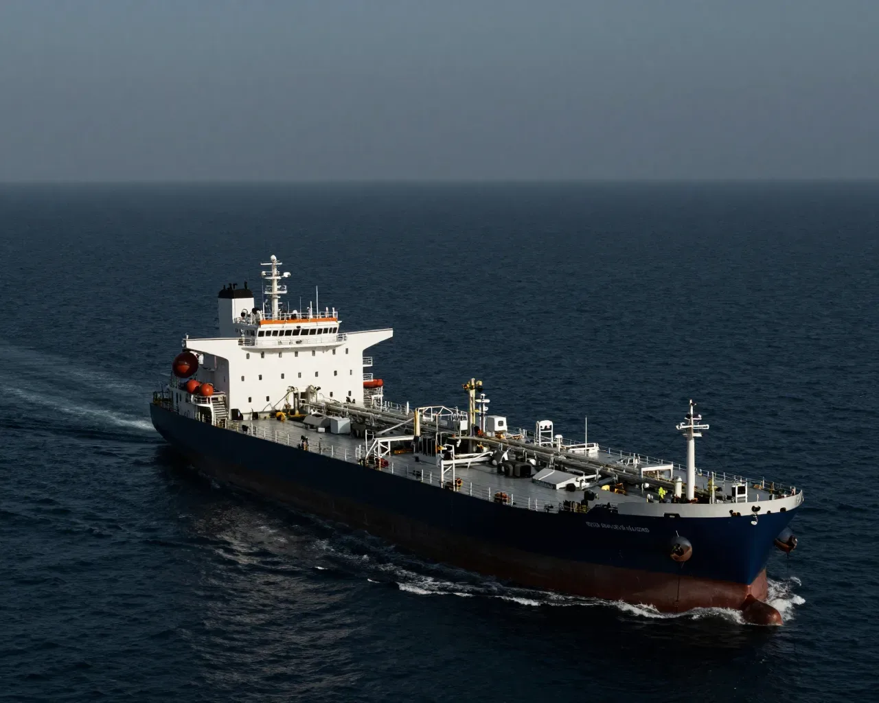 Petróleo WTI se acerca a los 78 dólares en medio de tensiones en Ormuz y negociaciones en Suiza
