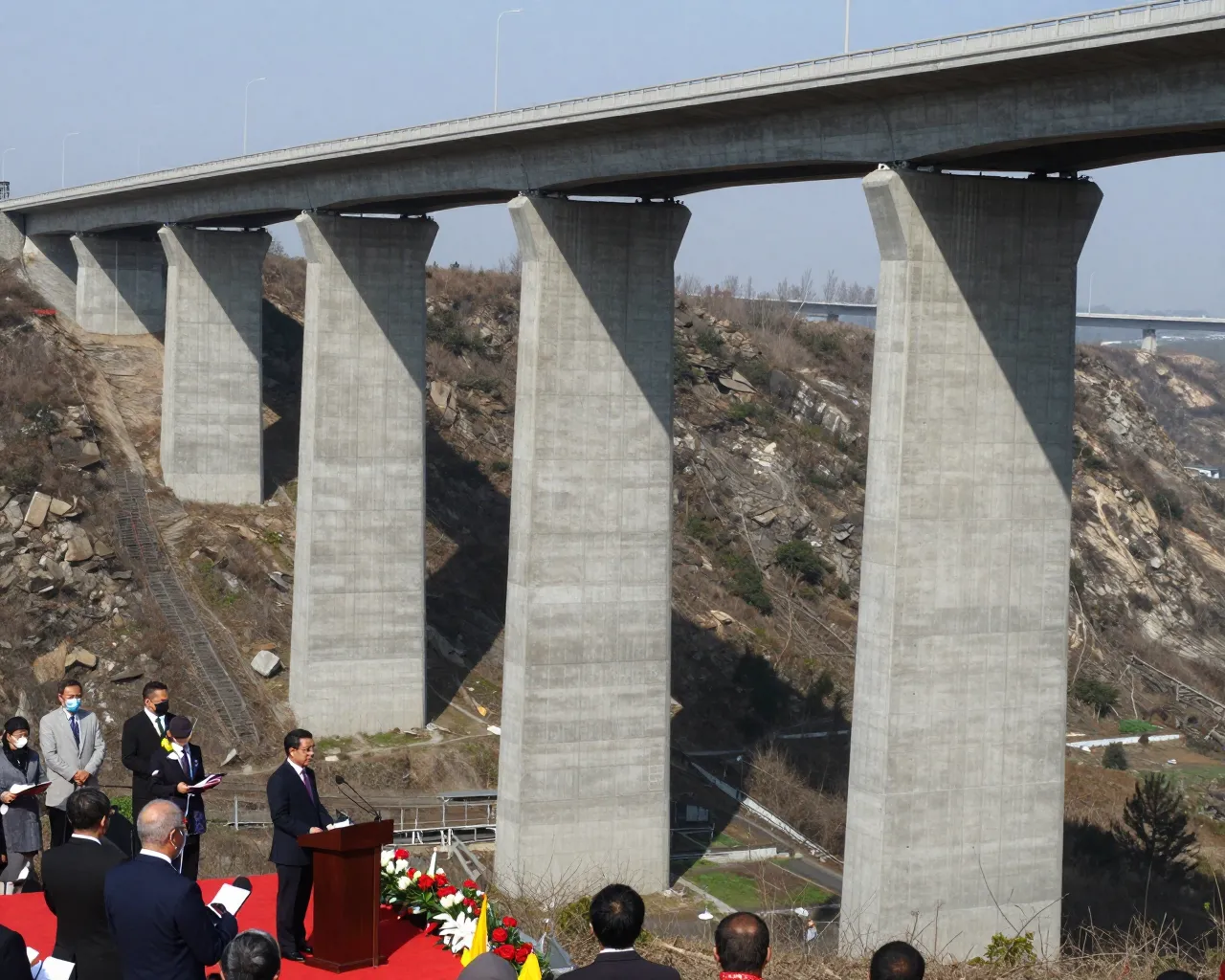 Balcázar impulsa el diálogo nacional y inaugura el puente Virgen de Chapi en Arequipa