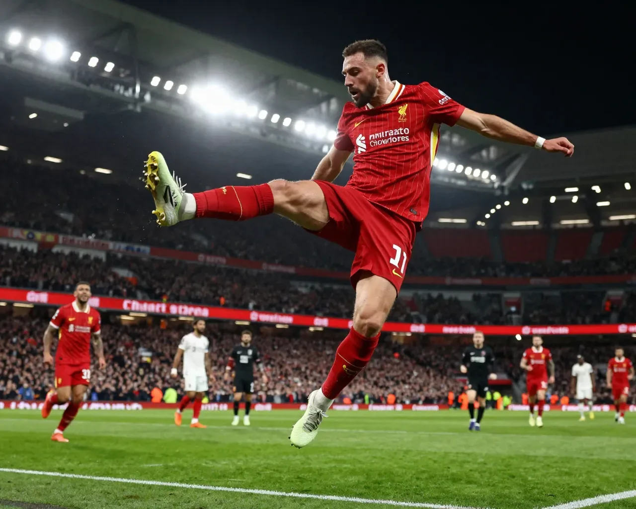 Liverpool rescata un empate agónico en Anfield en el estreno de Iraola; Newcastle derrota al Tottenham