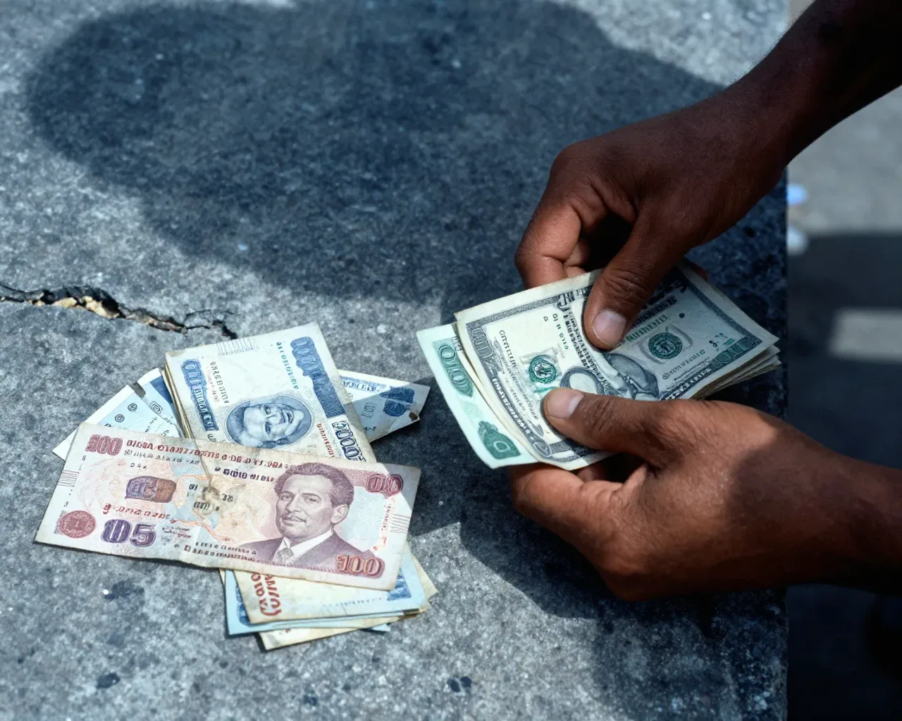 El dólar se afianza en 24 pesos cubanos mientras Cuba proyecta un 2026 de 'economía de guerra'